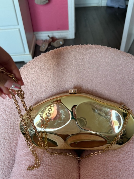 Amazon Handbags - Amazon Gold Metallic Sculpted Chain Clutch